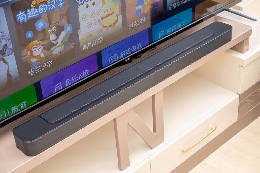 590W功率，支持杜比全景声，JBL BAR500回音壁音箱体验