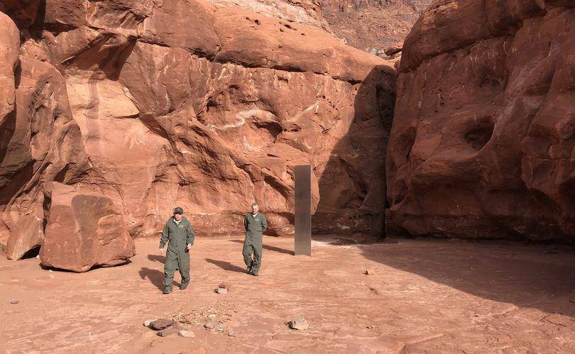 美国荒漠神秘巨大金属碑登报数日后莫名消失,官方:被外星人收回_到达