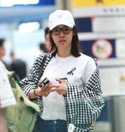 白百何现身机场,如今身材发福,那个漂亮的白百何哪去了_角色_事件