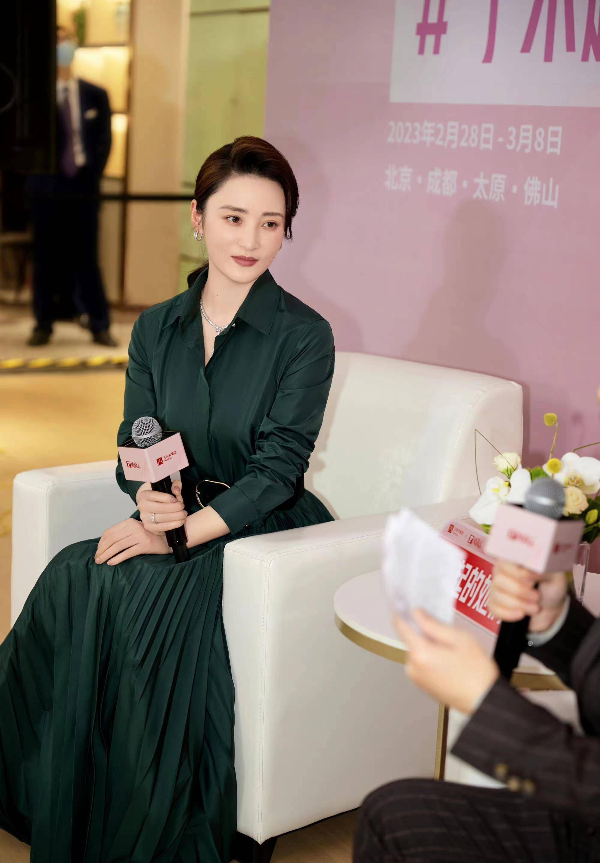 蒋勤勤出席活动,穿一条墨绿色衬衫连衣裙,精致优雅又显气质!