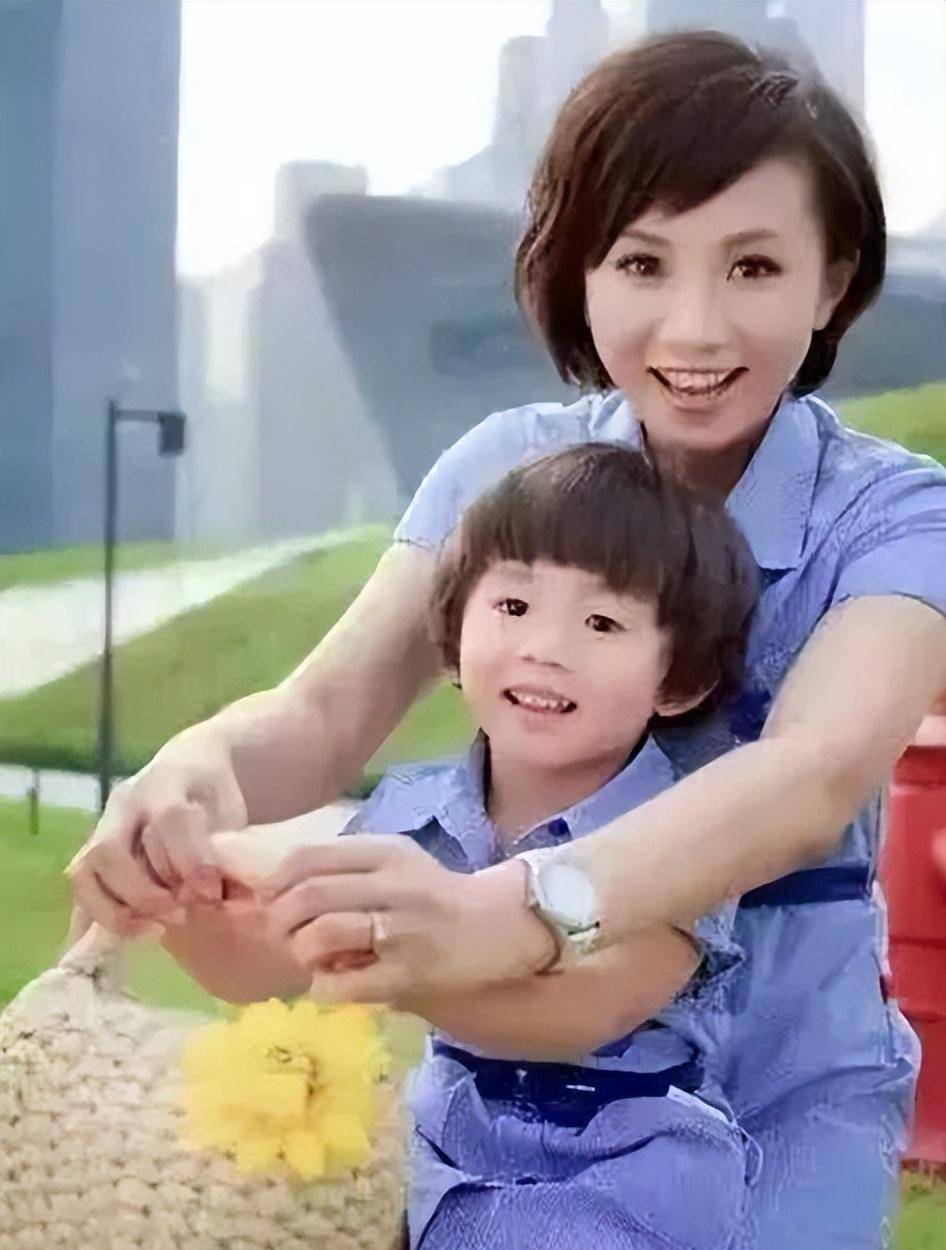 广东台美女主持人,当红时嫁人回归家庭,今一家三口幸福美满_李静雯