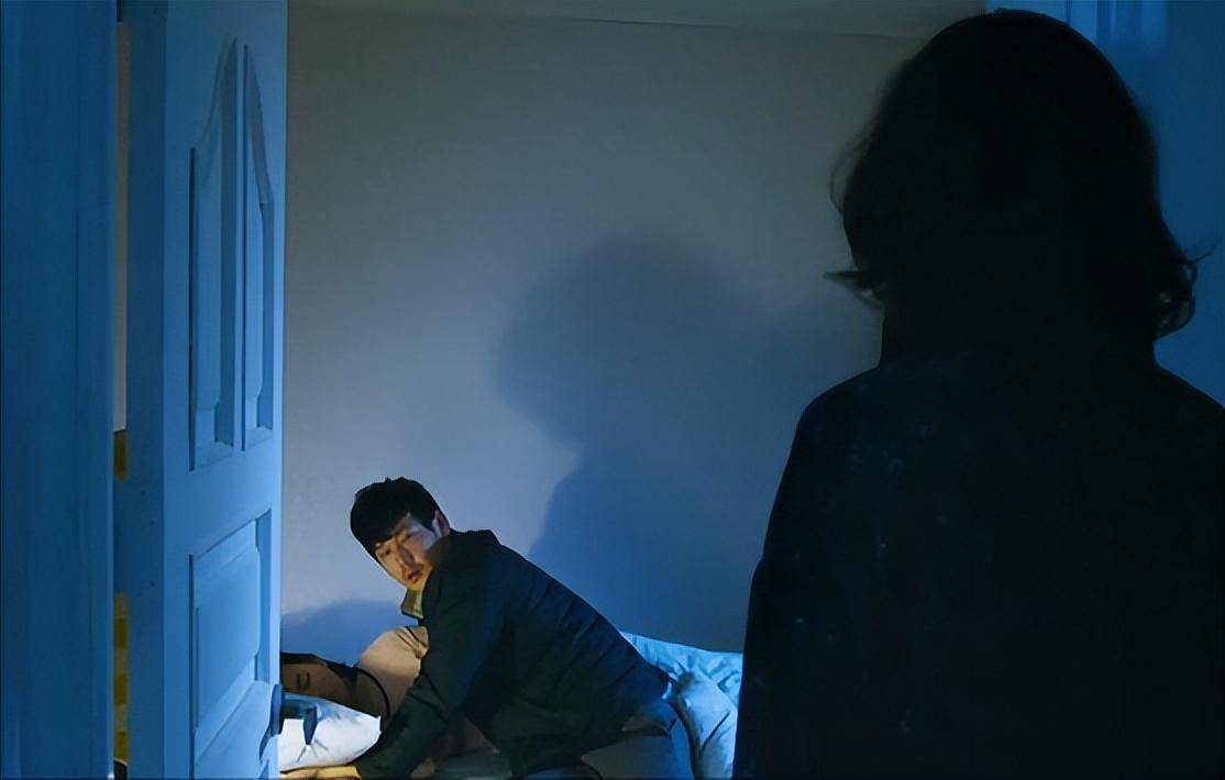 继父垂涎女儿8年,生母视若无睹酿成悲剧,《零下的风》值得深思_小夏