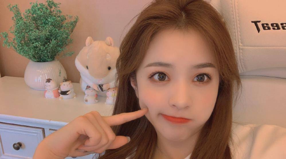 刘思瑶获奖出席活动,不料露出真实颜值,除了脸方还有大嘴巴_话题_方脸