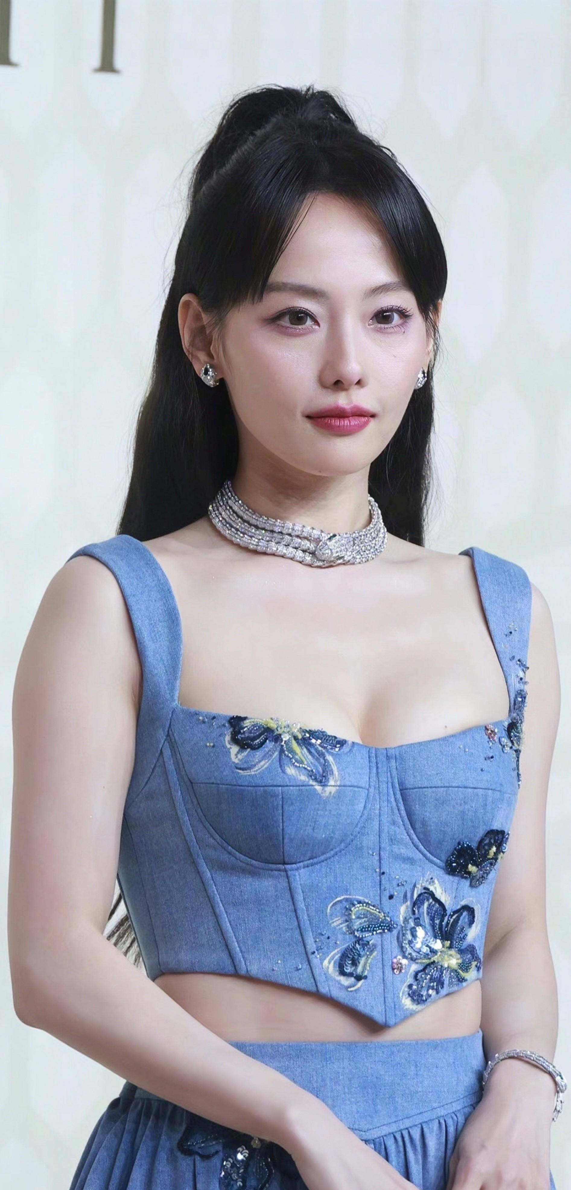 张嘉倪穿吊带裙面容憔悴,同场的刘亦菲女神范十足_宝格丽_活动_事情