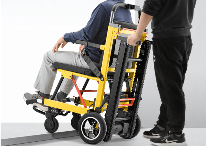 老人上下楼困难怎么办?这款电动爬楼轮椅车,安全实惠很靠谱!