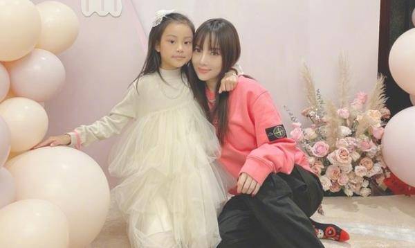 李小璐為女兒慶生,8歲的甜馨穿著旗袍,與母親合照像是姐妹一般_時候