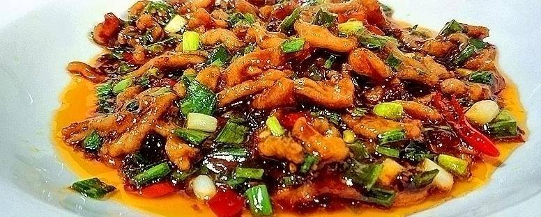 锅中,均匀的翻炒之后就可以出锅了,这样的一道美味的鱼香兔丝就做好了