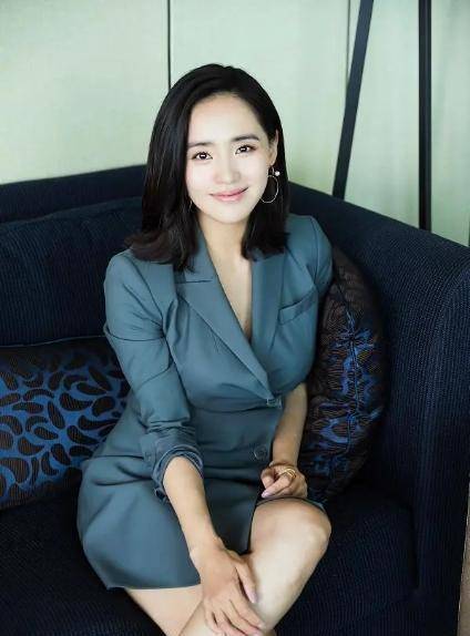 真空穿西装展现身材曲线,"夹腿坐"成优雅典范_女生_毛衣_裙子