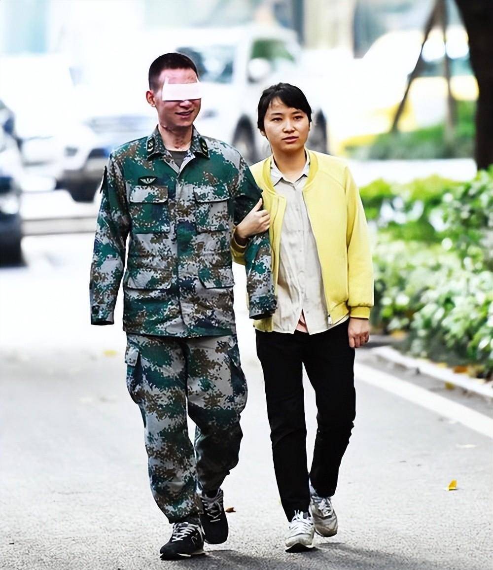 排雷英雄杜富国:失去2眼2手后,妻子仍不离不弃,如今已升级当爹_王静