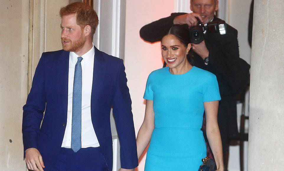 梅根一身青色连衣裙亮相,简直太抢镜了_显得_王室_着装