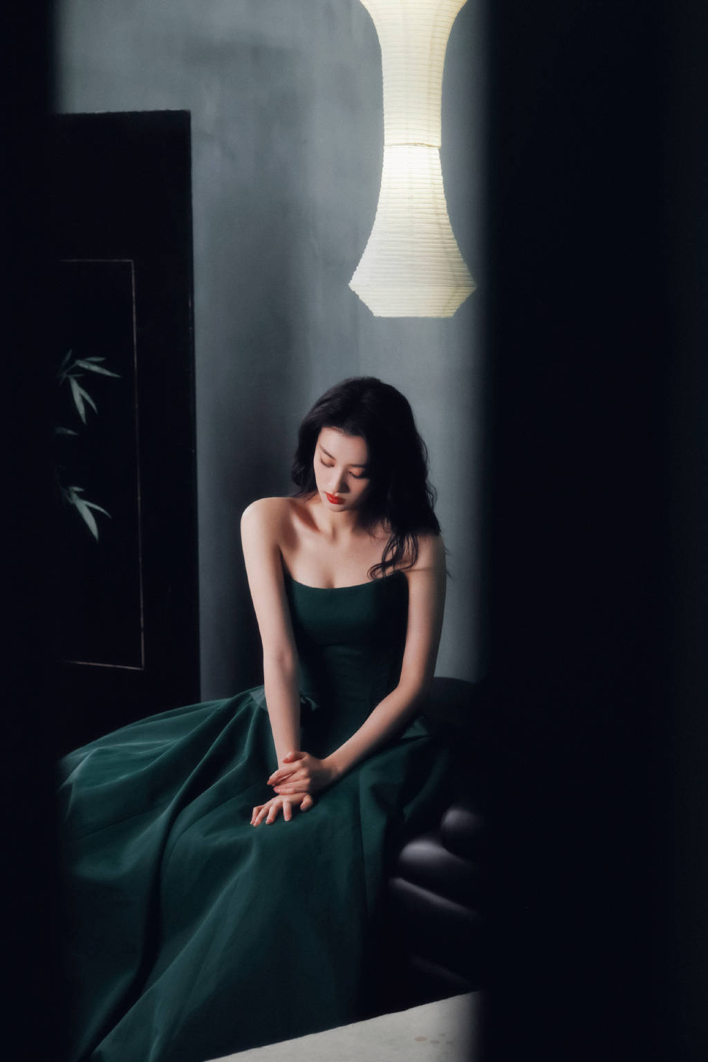 女星王楚然穿银色碎钻礼服出席活动,齿白唇红,粉妆玉琢,明眸善睐_长裙