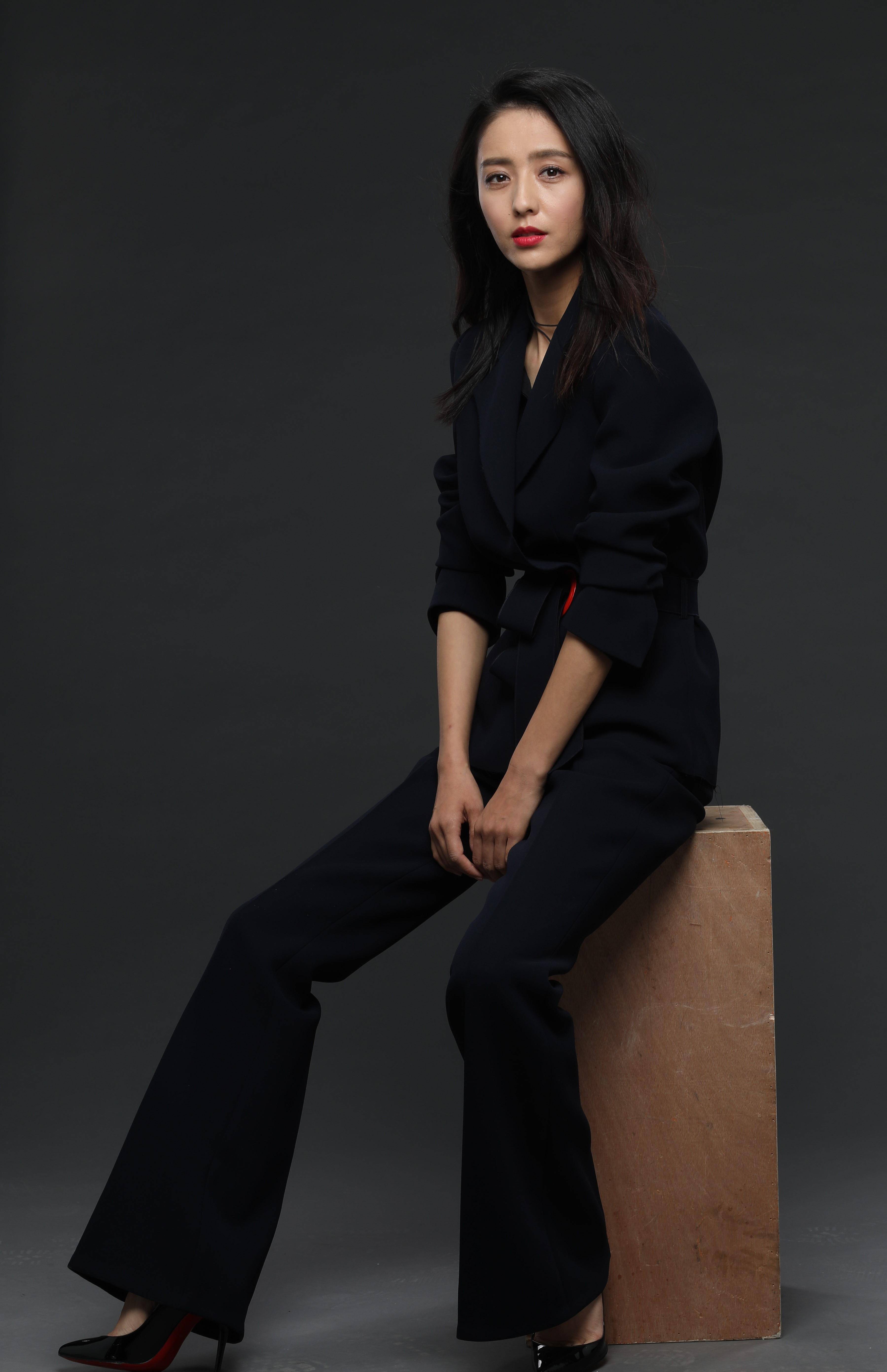 女神佟丽娅的尖头高跟鞋_明星_黑色_西装