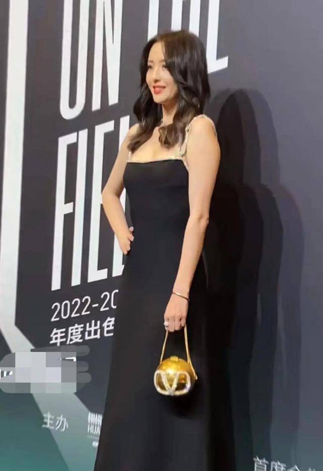 佟丽娅发福仍风姿卓越,同框了孙俪双赢,一个似贵妇一个似女强人_穿着