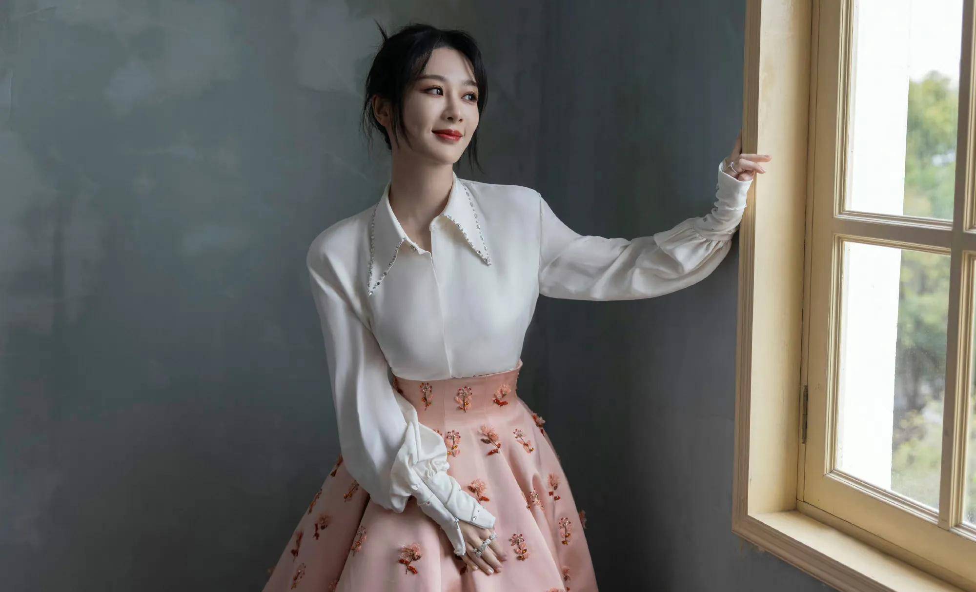 杨紫微博之夜造型,一套绝美,两套好土像女仆装,团队水平不稳定_显得