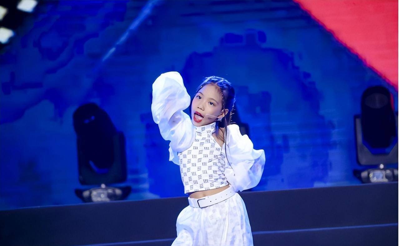 "骄傲少年"钜星国际小女团元气唱跳《加油,加油》青春活力感染全场