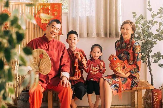 罕见陈小春晒全家福!