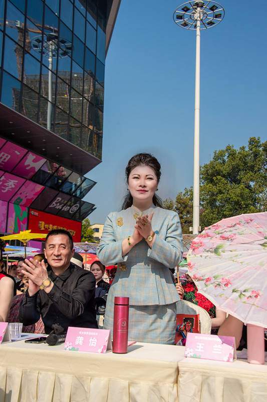 成都市女学文化研究会会长,香港皇家淑院院长,四川旗袍联盟高级首席