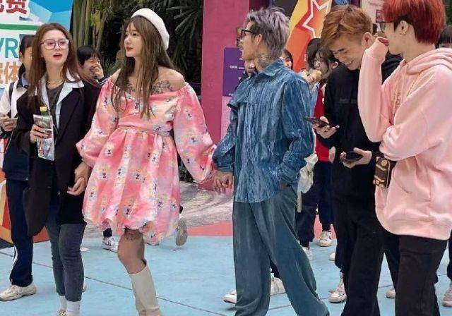 殷世航作为某平台人气网红,凭借与女友套路璐的恋爱故