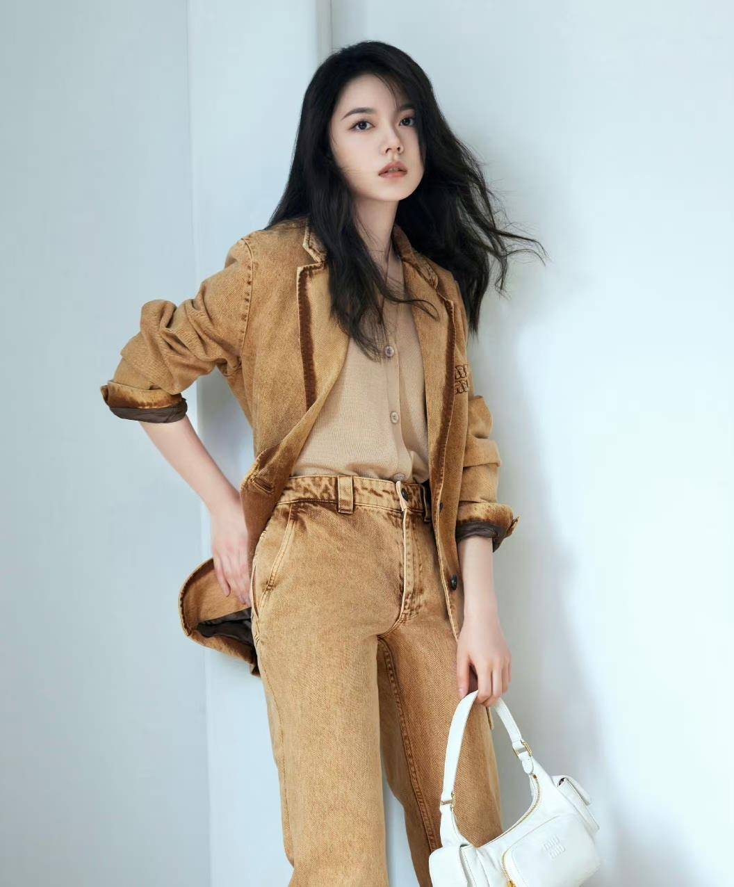 赵今麦穿黄色休闲西装套装拍写真,高挑时尚显气质_层次_黑色_低调