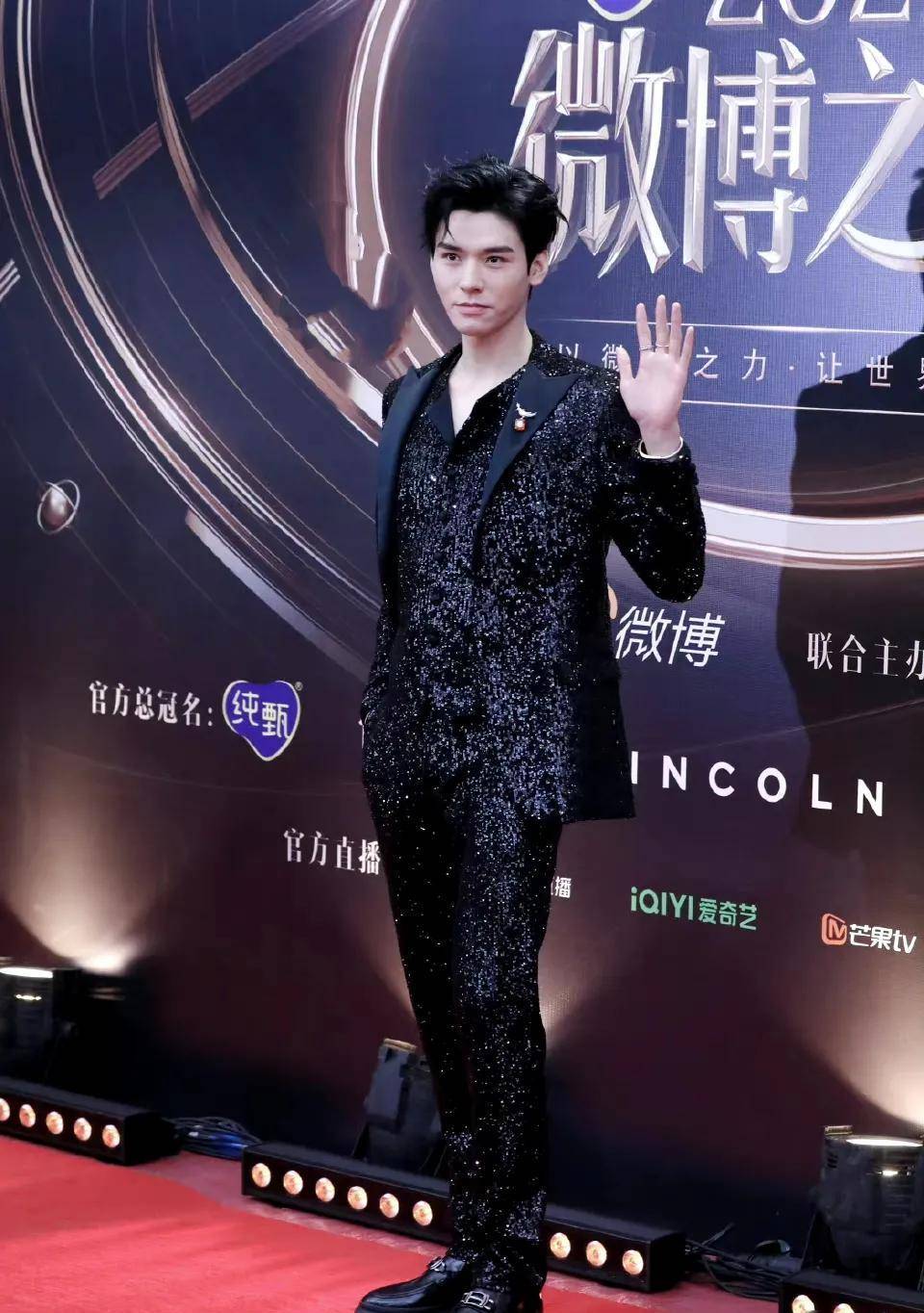 龚俊脸上没有肉肉,棱角分明,元气十足.