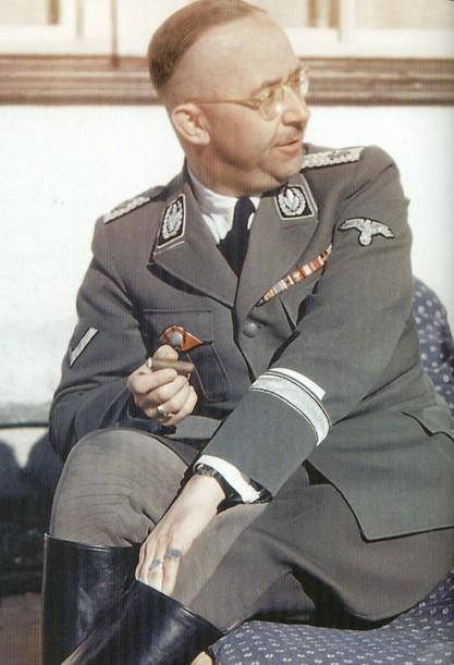 1935年希姆莱建立了德意志祖先遗产研究会, 隶属于党卫军, 成为纳粹