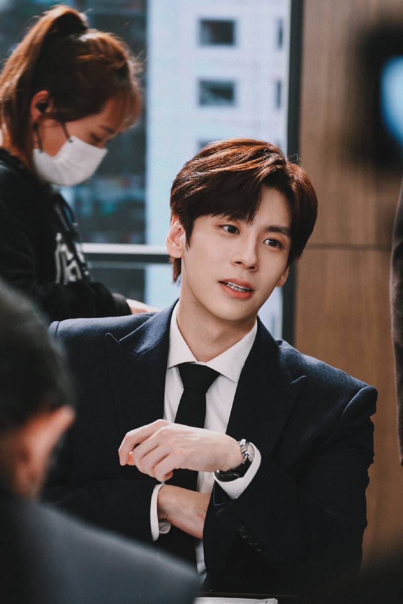 图片来源:微博@魏哲鸣不过其实只要不犯法,不触及底线,好好演戏,依旧