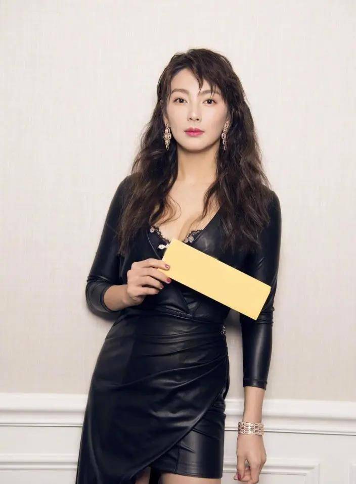 张雨绮发育真好大波浪红唇配皮裙35岁太迷人