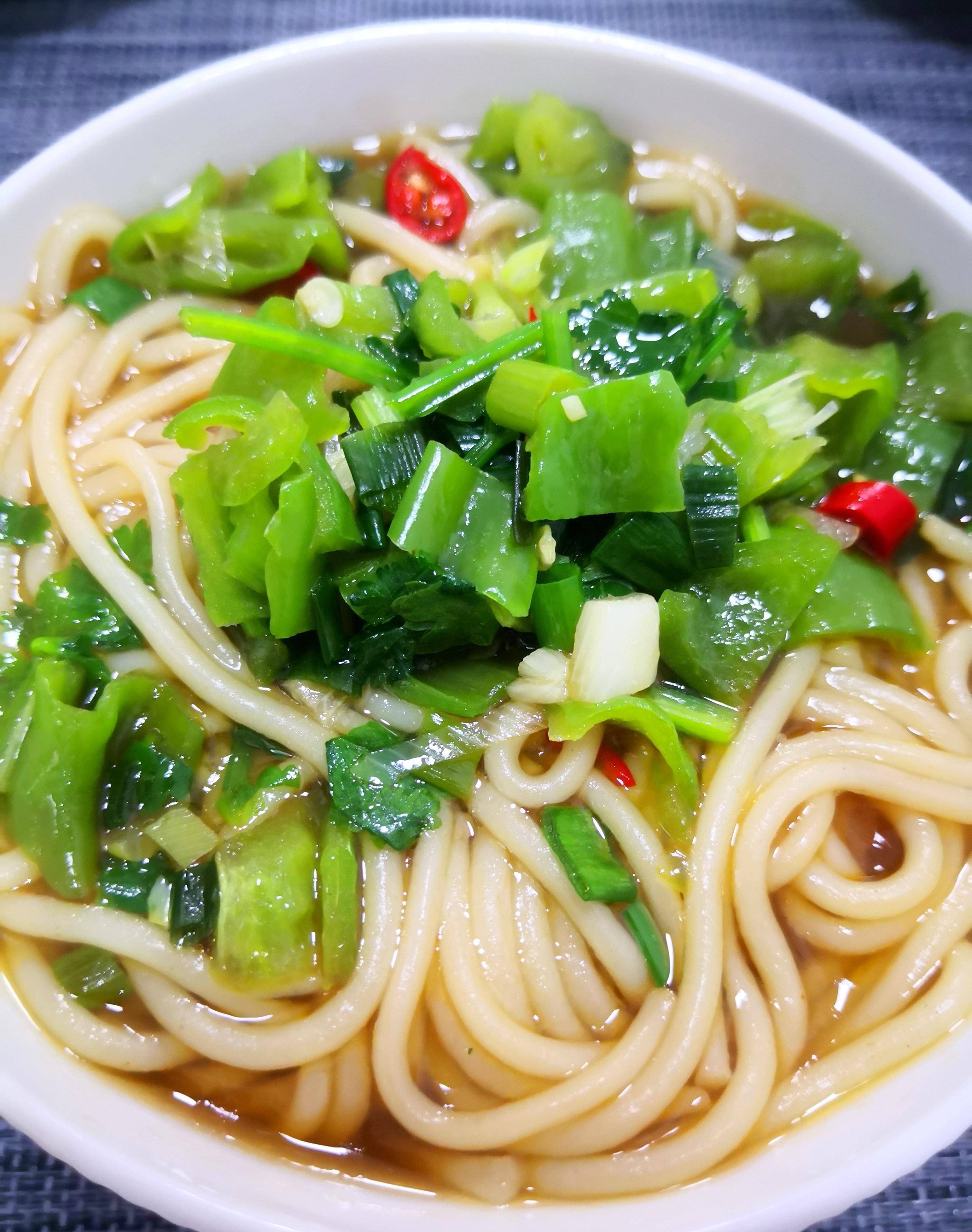 米线是买的成品,除了 大米粉,无其他添加,吃着更放心,缺点是米线属于