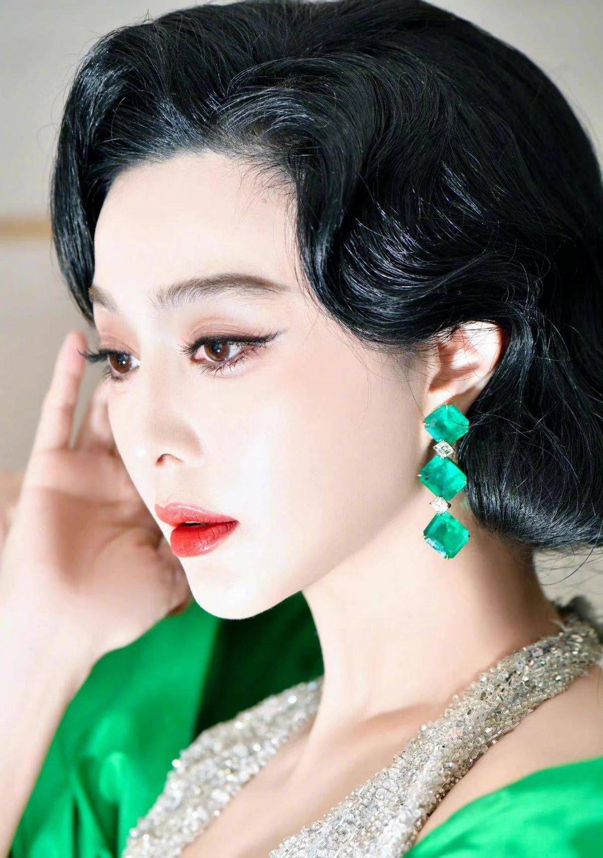 "东方脸"闪耀奥斯卡红毯,外媒都夸到词穷_造型_礼服_绿色