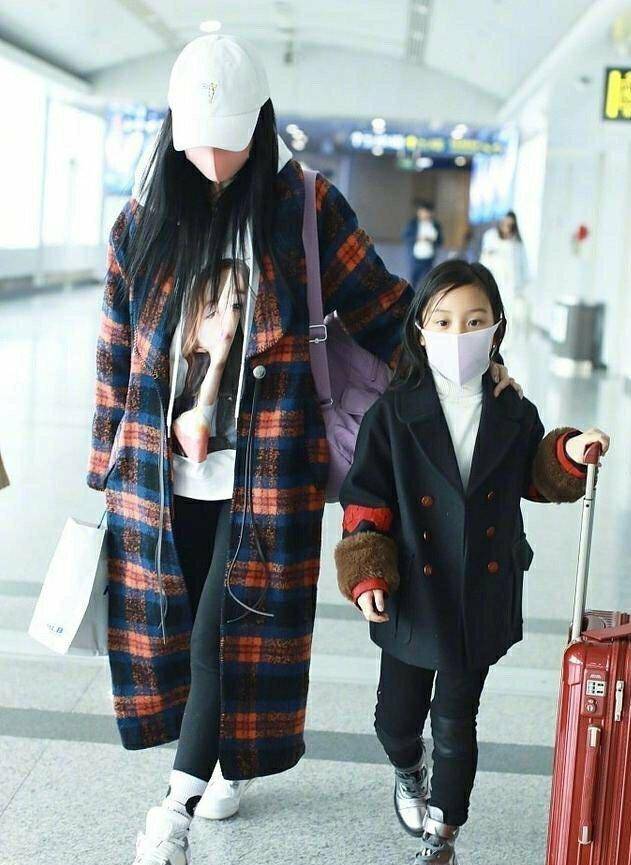 李小璐与pgone的冷饭又被炒热,但是李小璐最近的状态