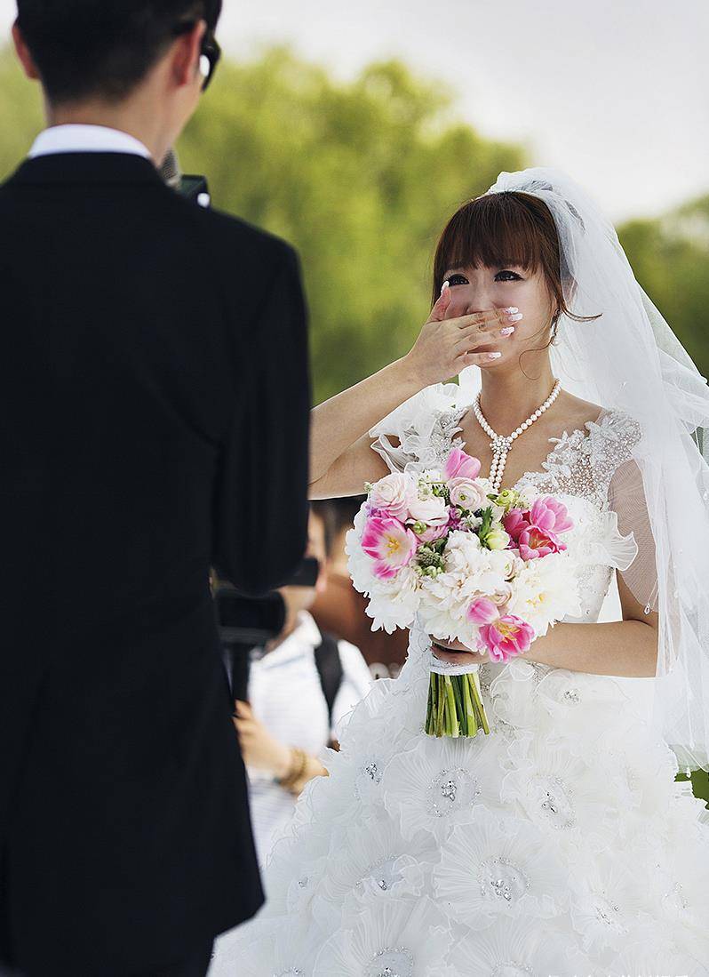 晒合照一脸慈父笑,结婚7年儿女双全_李行亮_尾巴_一家