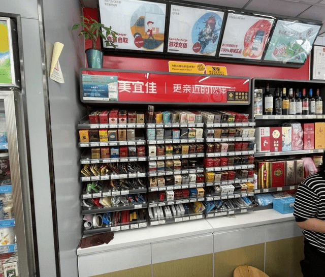 在美宜佳便利店,香烟的销售额约占整个门店的30%.