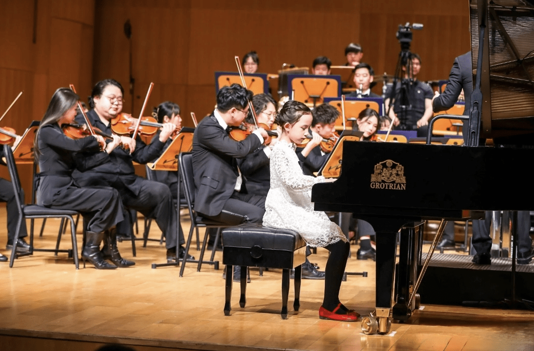 孙莉陪小女儿钢琴演出被偶遇 妹妹获专业乐团伴奏 气质出众像黄磊