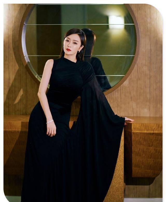 秦岚的气质真好!一身黑色裹身裙亮相,高端大气,简直美到不行!