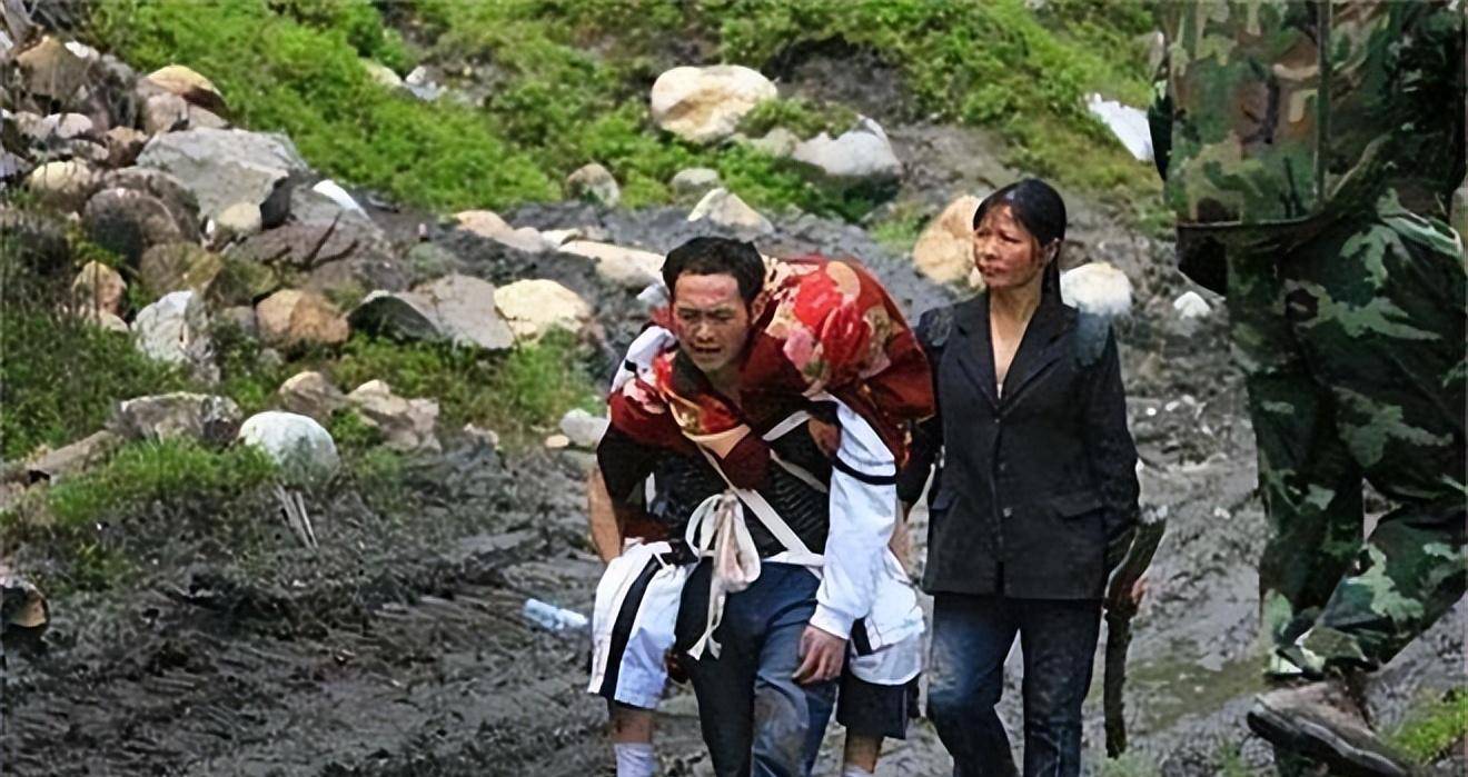汶川地震后,男人背17岁儿子遗体,徒步山路8小时回家,后来怎样_程林