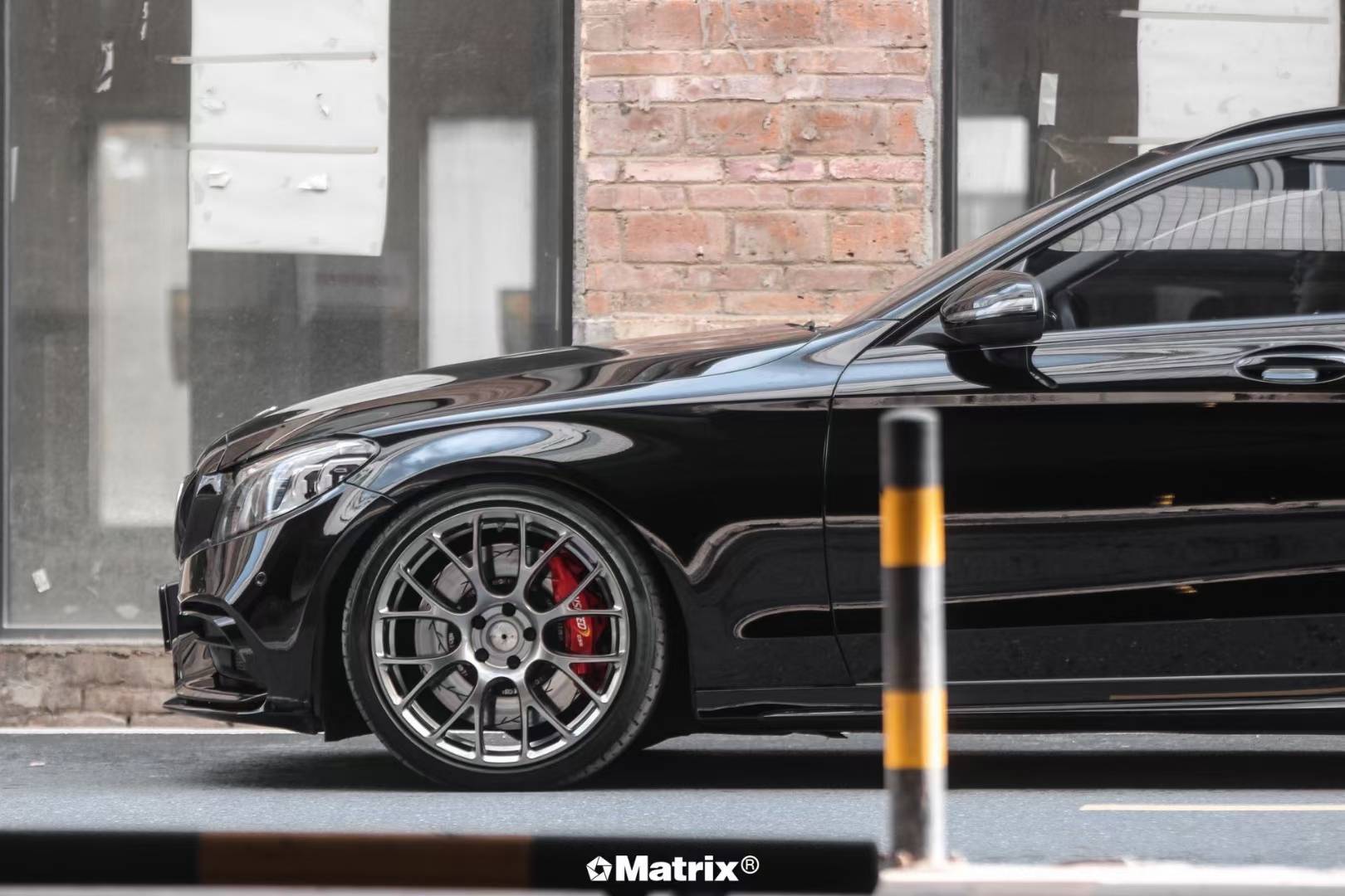 出现在聚光灯下的黑武士.绝对纯粹的黑色,#md251超级亮黑#奔驰c级