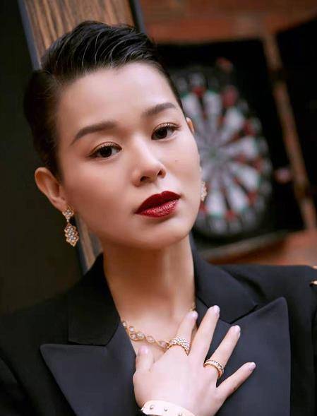 胡杏儿发型图片