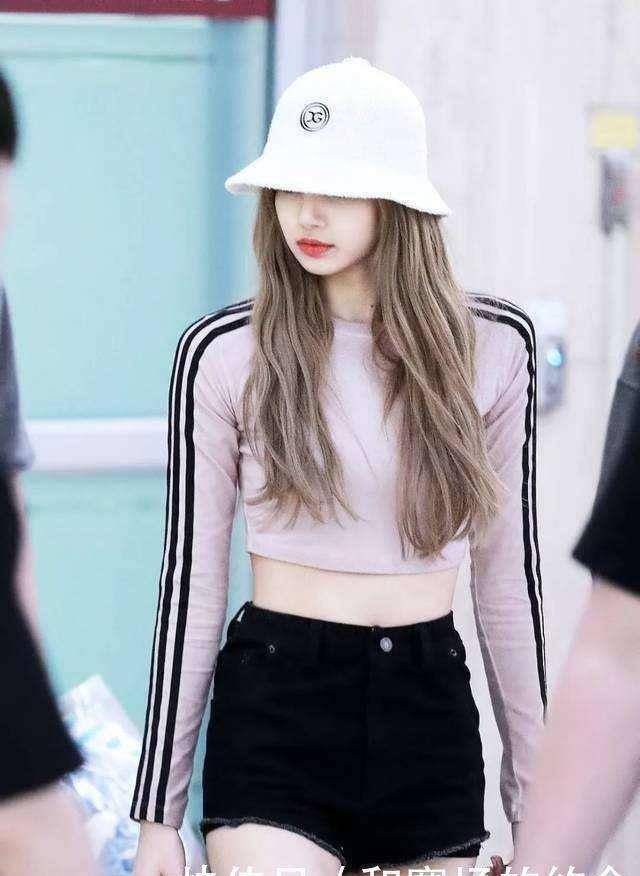 lisa小蛮腰和发色,粉色露脐装搭配黑色短裤,网友直呼爱了_肚脐_身体