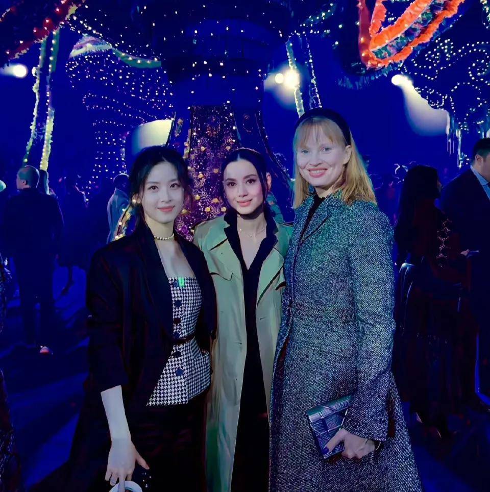 章泽天出席名流聚会,一身名牌超贵气,与何超琼邱咏筠同框不怯场_香港