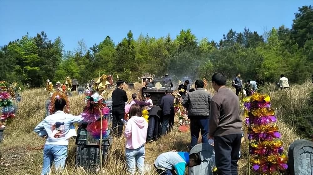 梦见上坟扫墓是什么意思（梦见上坟扫墓是什么意思周公解梦） 梦见上坟省墓
是什么意思（梦见上坟省墓
是什么意思周公解梦） 卜算大全