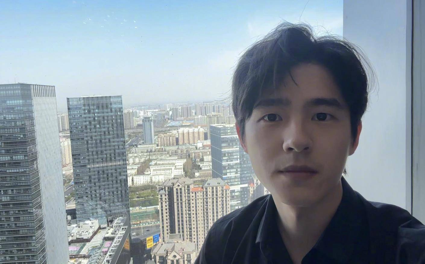 刘昊然苏小玎聚餐,两人既是中戏校友,又都考编进入文工团成同事_董璇