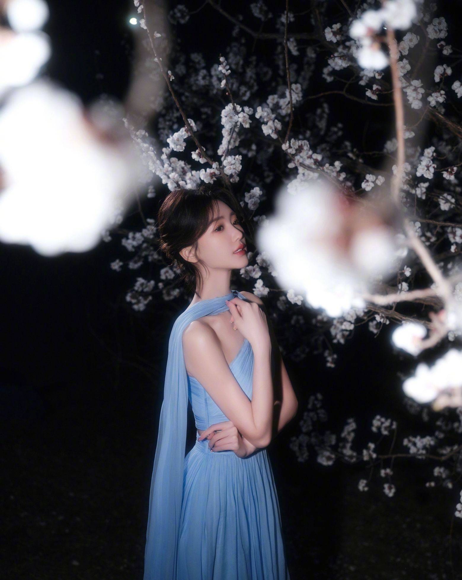 毛晓彤微博之夜蓝色礼服性感写真_美得_网友_同时又