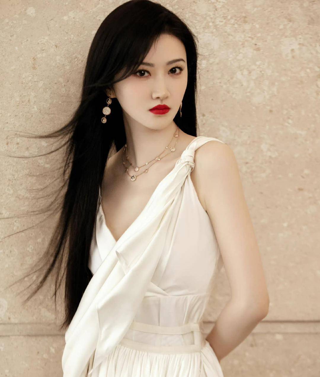 33岁景甜穿白裙太美了,恨天高搭配妩媚又优雅,画面简直过于撩人_气质