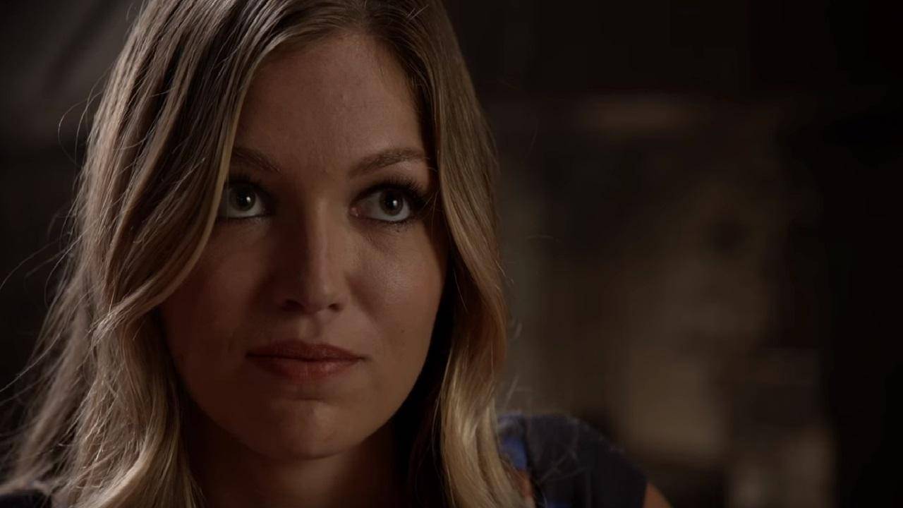 她是amish社区的成员,但对传统的amish生活感到不满,丽贝卡是《黑吃黑