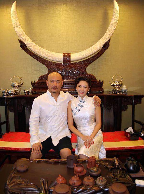 张雨绮前夫与蛇精脸美女同框,肢体接触显亲密,女方疑是演员_王全安