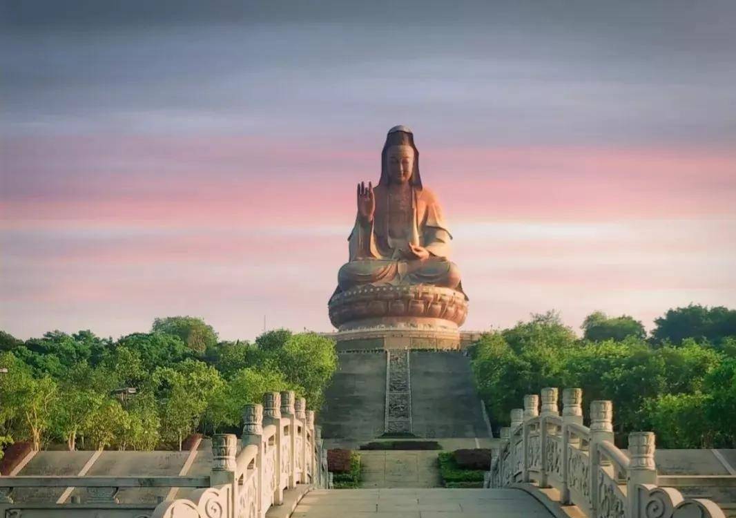 雲海蓮臺,位於廣東佛山市南海區,其有72山峰,28處瀑布,232處泉眼,36洞