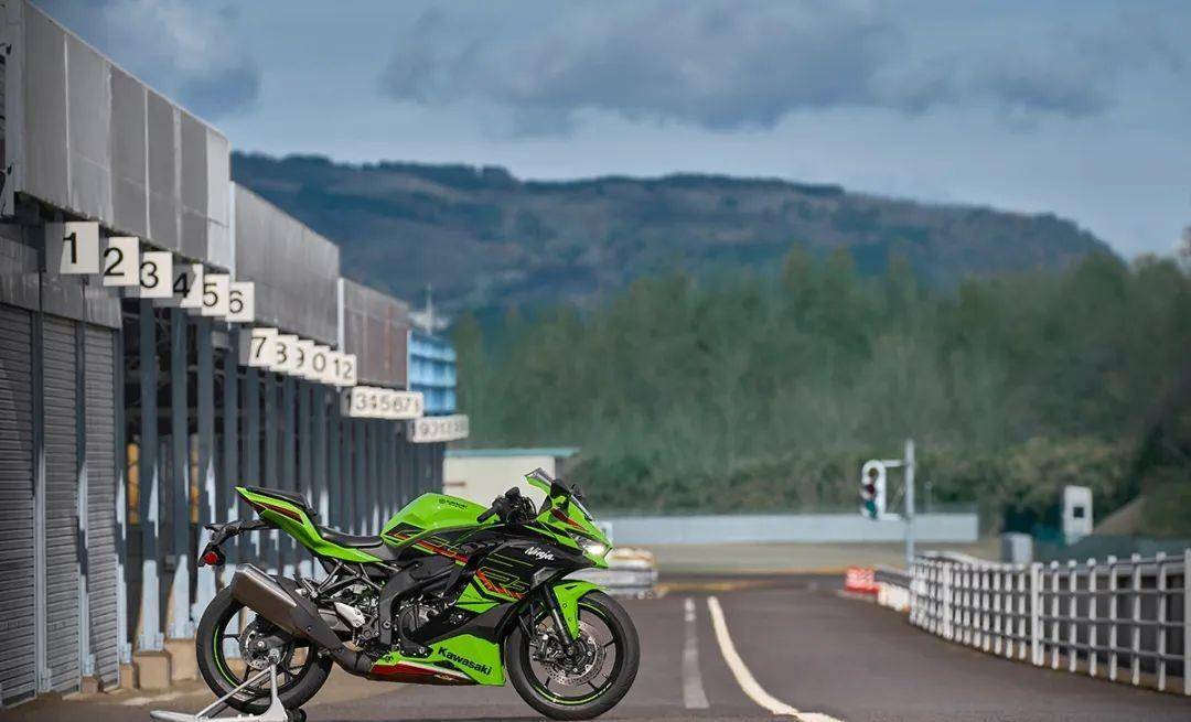 「快讯」65,112元,川崎四缸zx-4rr海外上市_搜狐汽车_搜狐网