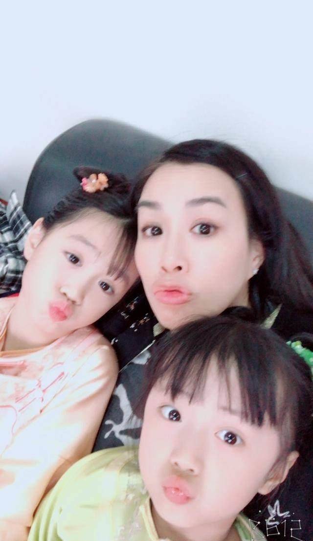 钟丽缇女儿拍清装戏漂亮又可爱,但我关注点是这剧组伙食还真不错_考拉