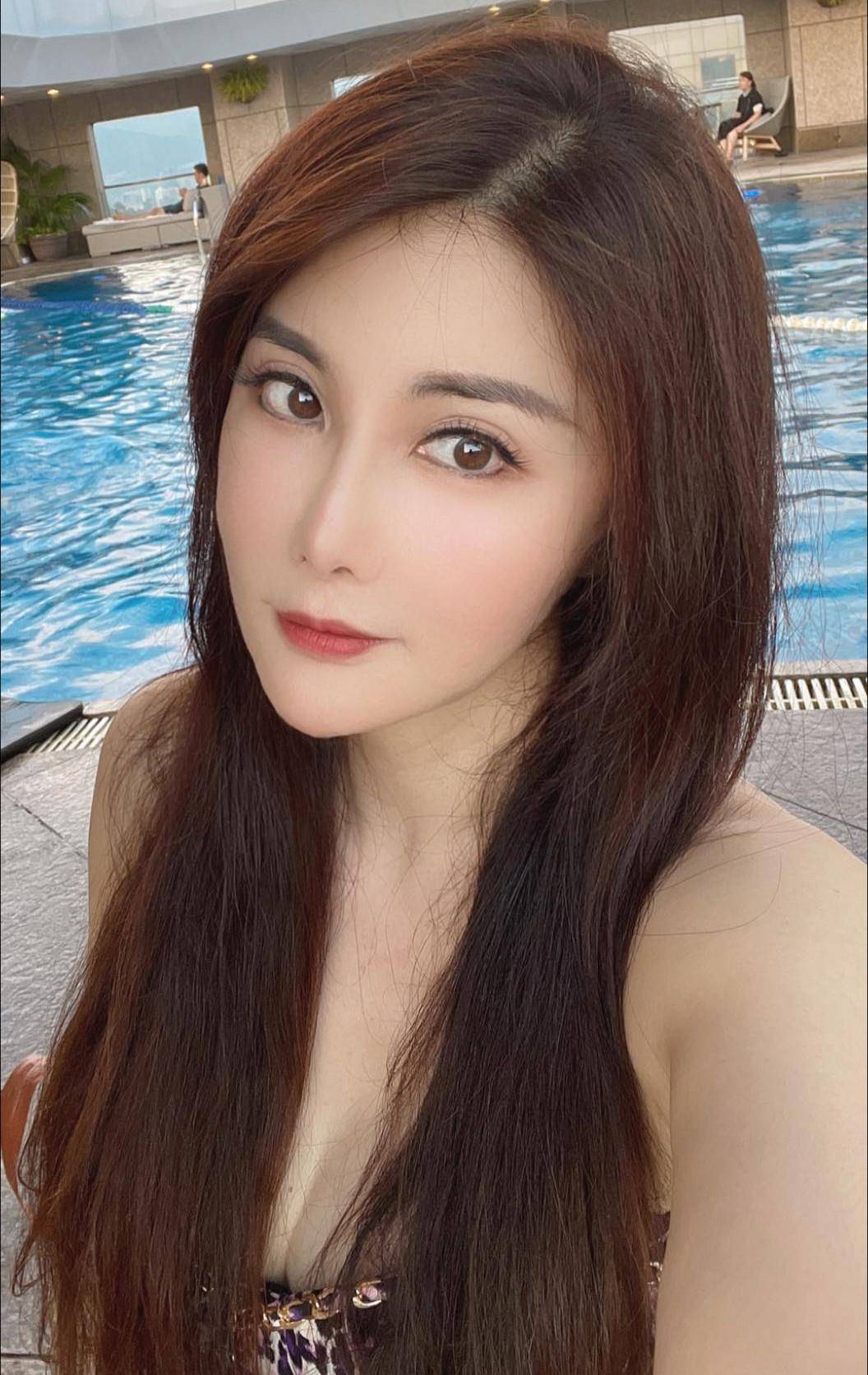 53岁武打女星泳池秀身材,美腿修长皮肤似少女,穿吊带泳衣吸睛_杨丽菁