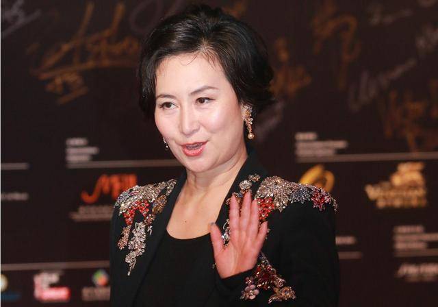 61岁何超琼出席晚会!端庄笑容不露牙,单身多年却身材好_女强人_家族_事业